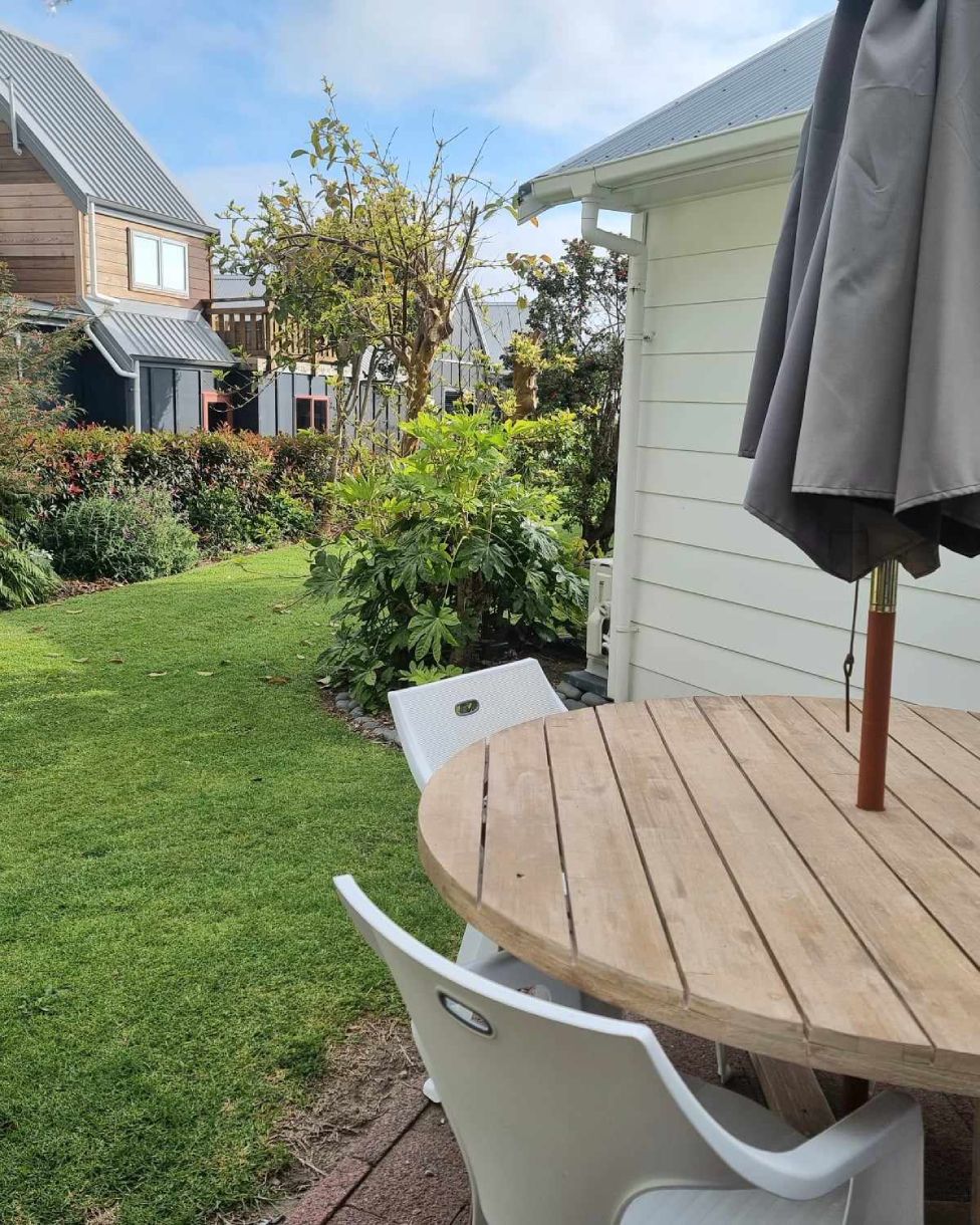 Ohope Beach Motel garden furniture